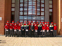Los 30 agentes de policía nvarros, con el diploma acreditativo del curos, posan para la foto con Jesús Barcia, en el centro.