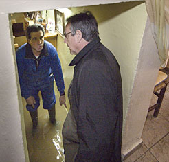 El presidente Sanz en una bajera inundada en Funes