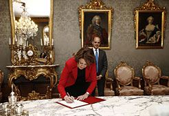 La Presidenta Barcina firma el decreto