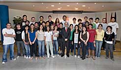 Fotografía del consejero Catalán con los jóvenes participantes en el curso