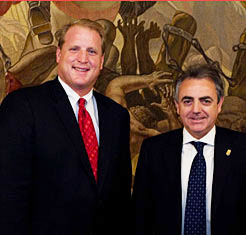 Miguel Sanz junto a Chet Culver, gobernador de Iowa