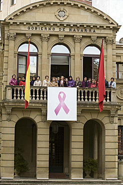 La consejera Kutz junto con miembros de las asociación contra el cáncer de mama