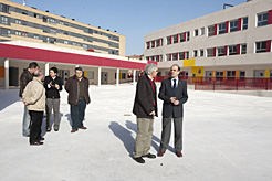 El consejero Catalán, acompañado del director del centro y representantes de la constructora y el Departamento de Educación, visita el patio del colegio. 