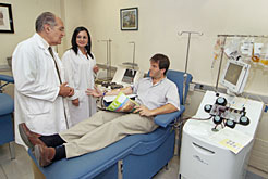 El doctor medarde en una visita de médicos colombianos
