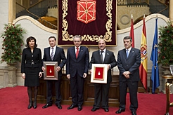 Las autoridades junto a los presidentes de UAGN y UCAN, tras recibir la Medalla de Oro de Navarra.