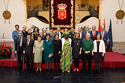 Foto de grupo de las personas y entidades premiadas con la Presidenta Barkos y miembros del Gobierno de Navarra.