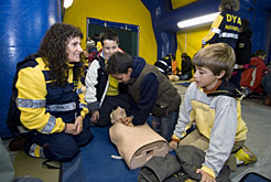 Niños realizan una simulación de reanimación cardiopulmonar
