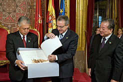 Sanz entrega un recuerdo del Palacio de Olite a la delegación nipona.