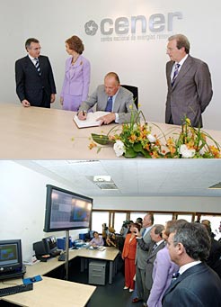 Arriba, Don Juan Carlos firma en el libro de honor del CENER. Abajo, en la sección de energía eólica