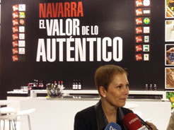La Presidenta Barkos, en la Feria, junto al stand de Navarra.