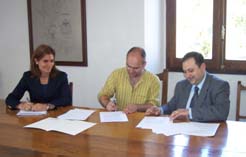 foto de la firma del acuerdo de Arbizu