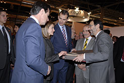 Carlos Erce hace entrega del obsequio a los Príncipes de Asturias y de Viana. 