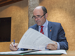 El vicepresidente Ayerdi, durante la firma.