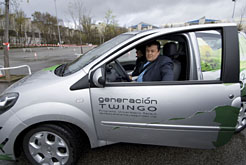 El director general de Interior se interesó por las técnicas de conducción segura en el c ircuito Generación Twingo