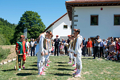 Danzantes de Ochagavía en el acto de las casas de Irati junto a Barcina.