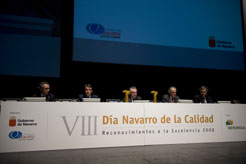 De izda a dcha., los consejeros Pérez-Nievas  y Caballero, el Presidente Sanz, el presidente de la Fundación Navarra para la Calidad, José Luís Zugaldía y el consejero Roch.
