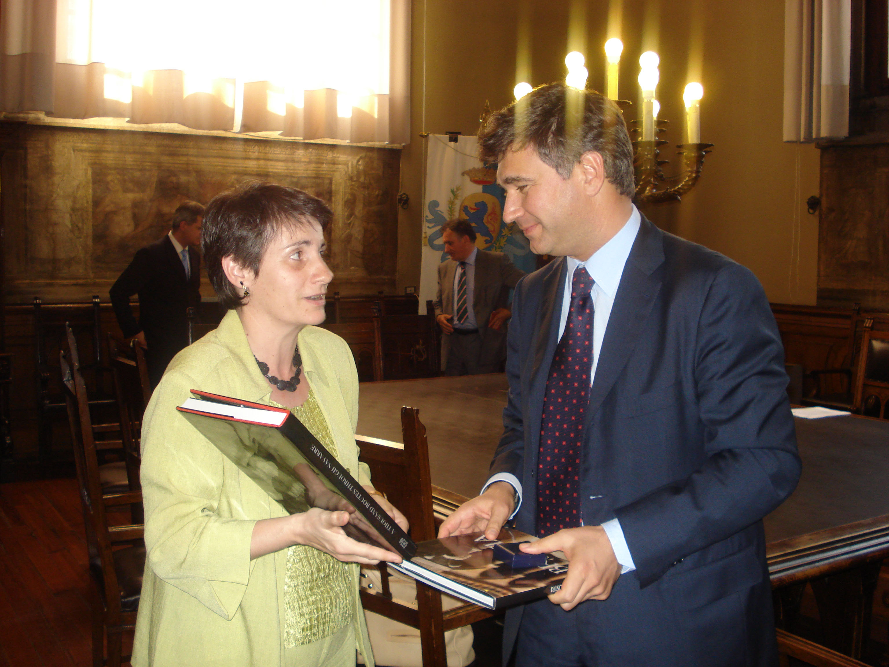 la consejera Begoña Sanzberro con el alcalde de Brescia, Adriano Paroli.