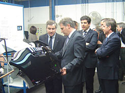 De izda a derecha, Calvo, Armendáriz, Casado y Vanetta, con un parachoques del modelo Polo de VW.