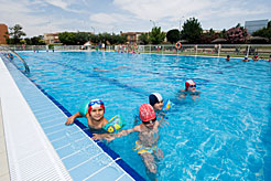 Varios niños y niñas se refrescan en la piscina de Villafranca