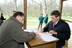 El presidente del Concejo de Lizaso y el consejero Burguete firman el convenio de colaboración.
