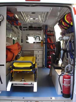interior de una de las ambulancias, modernamente equipada