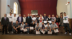 El consejero Roig con los alumnos que han finalizado la escuela taller