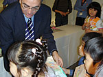 El Presidente con los niños japoneses participantes en el concurso