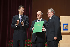 Don Felipe de Borbón entrega el premio a los promotores de Iriscom 