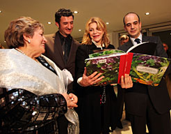 El consejero Catalán junto a la baronesa Thyssen, Angelita Alfaro y Patxi Úriz.
