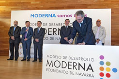 El Presidente Sanz en el momento de la firma del Plan Moderna. 