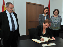 La Presidenta Barkos firma en el libro de la Feria.