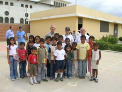 La consejera y un grupo de niños del centro de servicios sociales