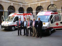 las autoridades posan para una foto ante las dos nuevas ambulancias