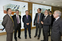 El consejero P&#233;rz-Nievas y otros representantes del Departamento con la delegaci&#243;n turca.  