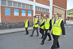 Sanz y Roig con los responsables de la empresa en el exterior de la planta de Leitza.