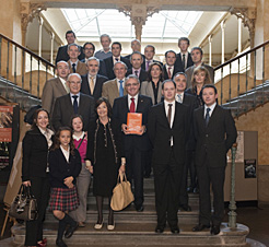 El Presidente Sanz junto a los autores del libro y familiares de Ignacio Bandrés