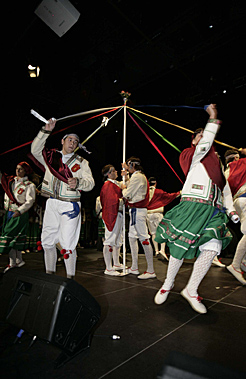 Actuación del grupo de danzas de Cortés
