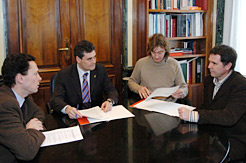 El consejero Burguete con  el alcalde y otros miembros del Ayuntamiento de Lazagurría