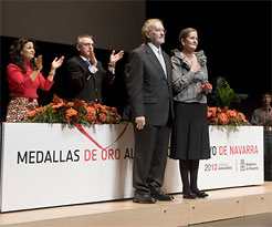 Ignacio Ochoa de Olza y Pilar Seguín, tras recoger la medalla concedida a su hijo, el Presidente Sanz y la consejera García Malo.