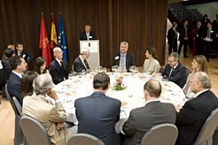 La mesa presidencial durante la intervención de Carlos Solchaga