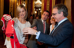 El Presidente Sanz recibe al equipo de balonmano femenino Itxako-Reyno de Navarra