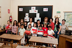 Teresa Aranaz y los alumnos premiados