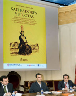 El autor del libro junto con  Pablo Sánchez-Ostiz  y  Tomás Rodríguez Garraza, secretario general del INAP.