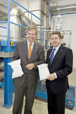 El consejero Roig y el vicepresidente Miranda, con bolsas que contienen nanopartículas de óxido de zinc, empleadas para absorber la luz (placas solares o gafas de sol), entre otras aplicaciones. 
