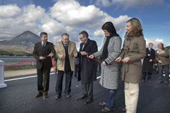 El Presidente Sanz corta la cinta en el acto de inauguración del tramo de la A-21,  Monreal-Idocin. 