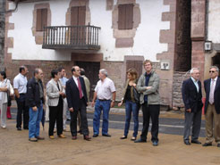 El consejero Catalán y otras autoridades en la visita a Amaiur