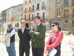 El consejero Catalán y el alcalde de Tudela, Luis Casado,  durante la visita de obras