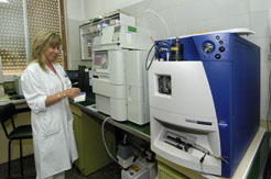 Una técnico atiende el nuevo espectrómetro del Instituto de Salud Pública