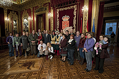 Alberto Catalán con el primer grupo de visitas