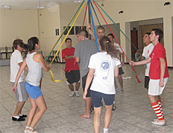 Los participantes en el curso practican las danzas tradicionales de Navarra